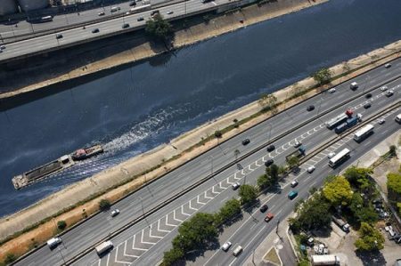 Parte do lixo já é transportado por barcaças no Rio Tiête