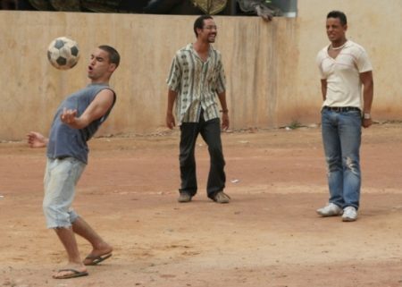 Cena do filme “Bróder”, que conta a história de três amigos no bairro do Capão Redondo, na periferia de São Paulo