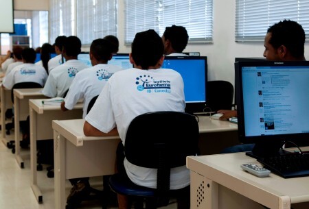 Instituto oferece lanche, uniforme e material didático aos alunos