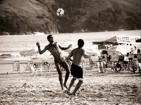 Modalidade de esportiva originada nas praias do Rio de Janeiro por volta de 1960