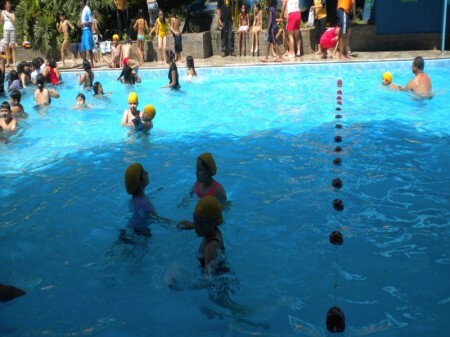 Exercício aeróbico feito em piscinas com objetivo de manter-se saudável