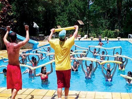 Exercício aeróbico feito em piscinas com objetivo de manter-se saudável