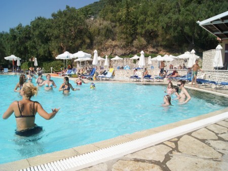 Exercício aeróbico feito em piscinas com objetivo de manter-se saudável