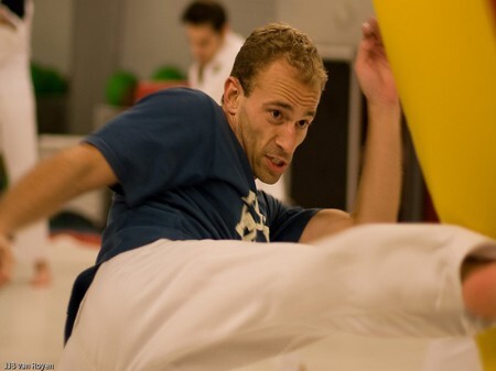 Arte marcial japonesa, que utiliza como principais técnicas golpes para derrubar e dominar um oponente