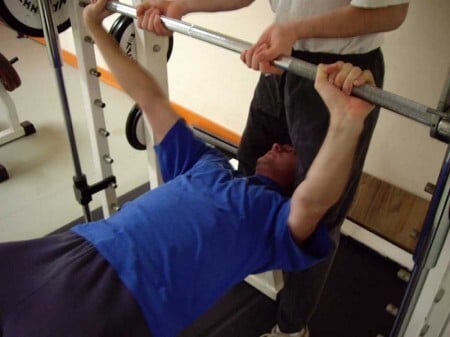 Treinamento com pesos é uma forma de exercício resistido, para o aumento dos músculos