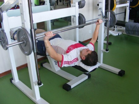 Treinamento com pesos é uma forma de exercício resistido, para o aumento dos músculos