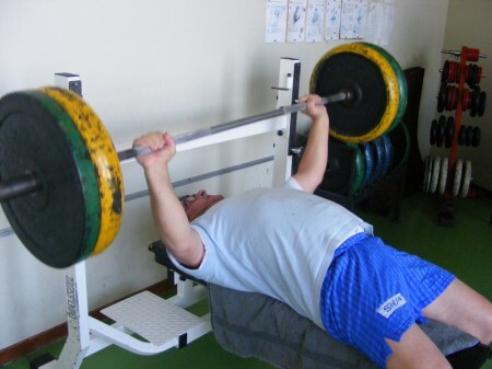 Treinamento com pesos é uma forma de exercício resistido, para o aumento dos músculos