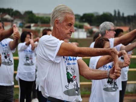 Treinamento com pesos é uma forma de exercício resistido, para o aumento dos músculos