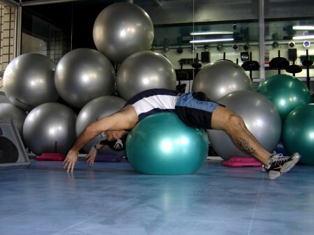 Prática realizada com bola suíça