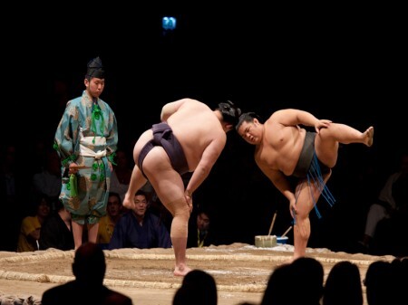 Luta de competição japonesa, em que dois atletas (rikishi) competem num ringue circular