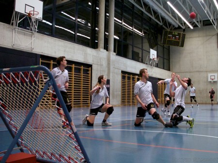 Esporte coletivo indoor sem contato físico desenvolvido na década de 70