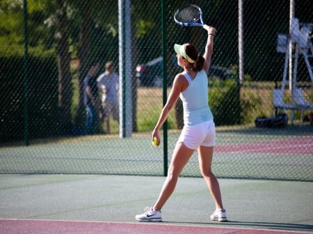 Esporte de origem inglesa, o tênis geralmente é disputado em quadras abertas