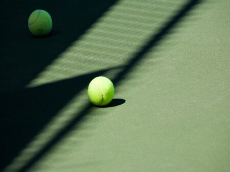 Esporte de origem inglesa, o tênis geralmente é disputado em quadras abertas