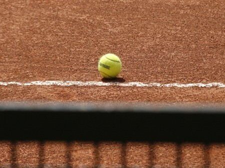 Esporte de origem inglesa, o tênis geralmente é disputado em quadras abertas