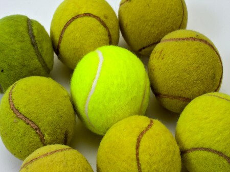 Esporte de origem inglesa, o tênis geralmente é disputado em quadras abertas