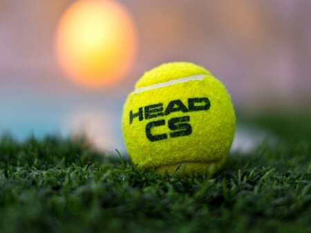 Esporte de origem inglesa, o tênis geralmente é disputado em quadras abertas