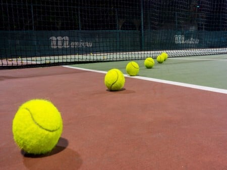 Esporte de origem inglesa, o tênis geralmente é disputado em quadras abertas