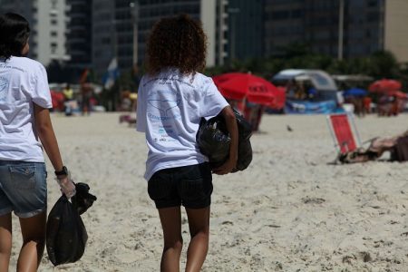 Calouros irão distribuir saquinhos de lixo e panfletos educativos aos banhistas