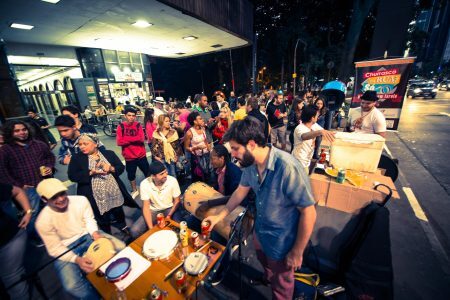 A rua é de todos: churrasco, música e futebol de botão na avenida Paulista