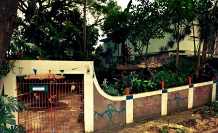 Cada brinquedo da Adalbertolândia tem uma placa indicando a idade apropriada para usá-lo.