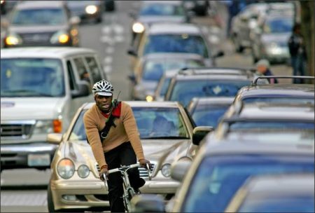 No curso serão abordados pontos como equipamentos de segurança, manutenção da bicicleta, Código de Trânsito Brasileiro e seus artigos relacionados ao ciclista, técnicas e exercícios de frenagem, equilíbrio, mudanças de marchas e ainda aspectos importantes relacionados à saúde do ciclista.