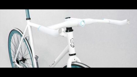 As luzes LED do guidão piscam e ainda trocam de cores conforme aumenta a velocidade da bicicleta.