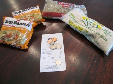 live bellow the line - reprodução Uma participante mostrou como ela e o marido conseguiram se manter por um dia gastando menos do que US$3 para se alimentarem. Produtos básicos que rendiam boas porções foram a opção.