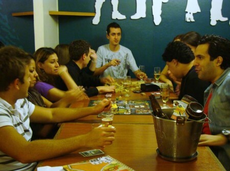 A Ludus é um café e bar onde os fanáticos por jogos de tabuleiro se reúnem para jogar