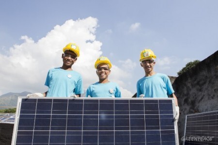 Jovens instalaram as placas solares com auxílio de monitores da ONG