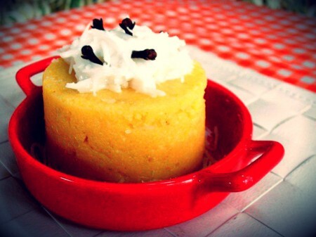 Cuscuz de milho com coco cremoso.