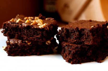 Entre as receitas passadas nas oficinas está a de brownie de chocolate.