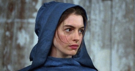 Anne Hathaway interpreta a prostituta Fantine, que rendeu o Oscar de melhor atriz coadjuvante