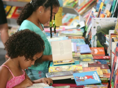 A feira já possibilitou a troca de mais de 100 mil livros.