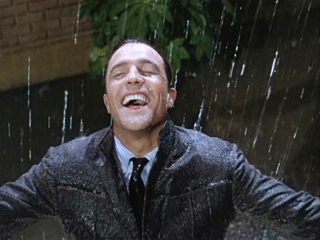 Faça como Gene Kelly, cante na chuva. Mas dentro de casa para não pegar um resfriado.