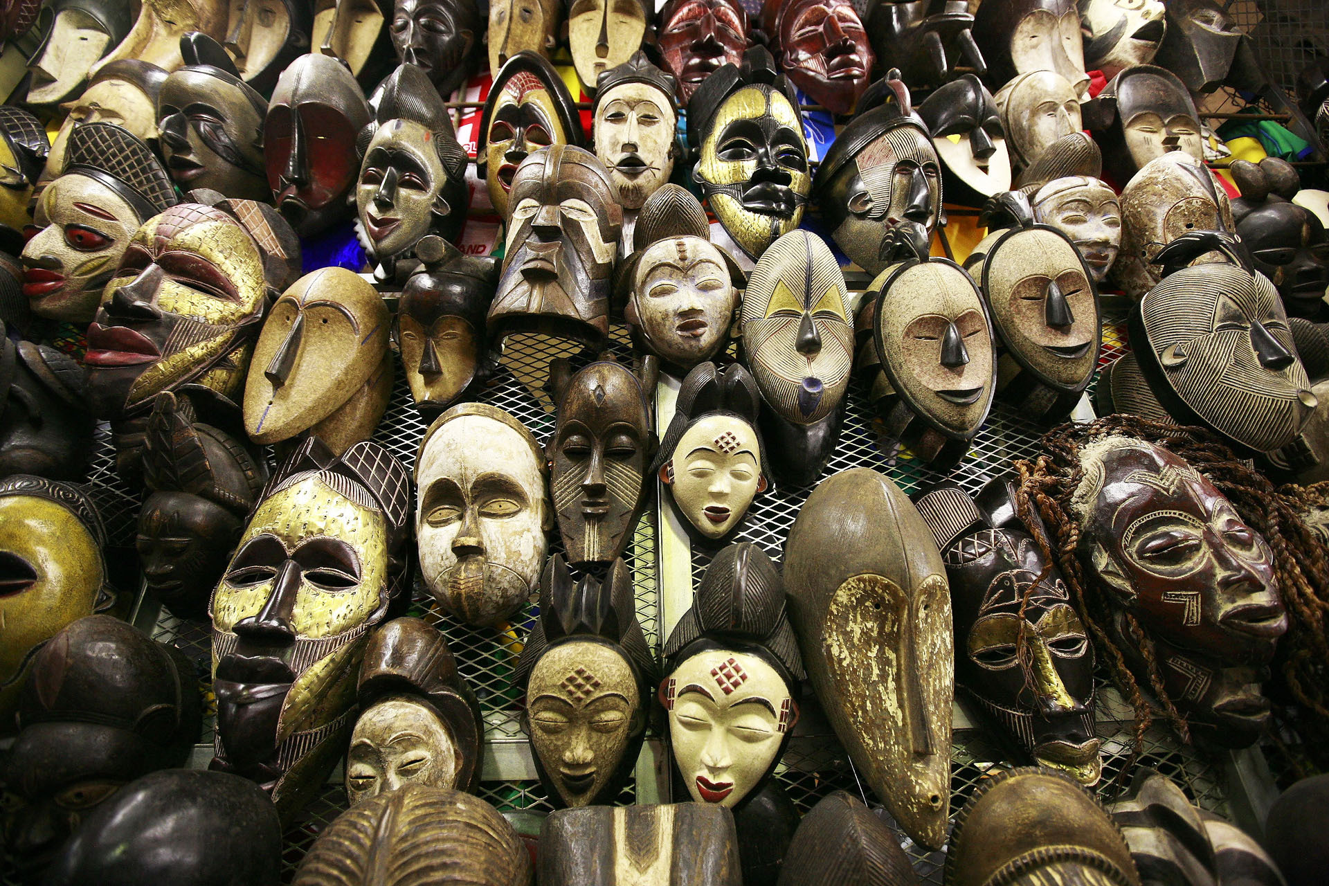 Самая большая маска. Африканские маски. Много масок. Обрядовые маски. Маски африканских племен.