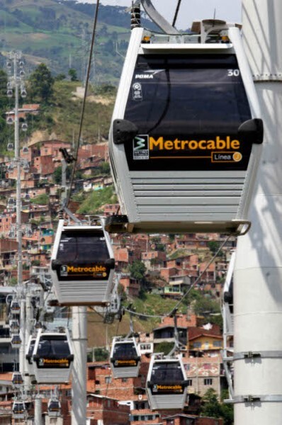Além do Metrocable, a cidade de Medellín adotou um sistema de escadas rolantes para as favelas.