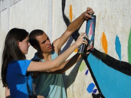 O projeto Museu Arte na Rua quer oferecer uma formação em artes visuais, criação e edição de vídeo para jovens das cidades de Mogi das Cruzes e Guarulhos. Para fazer isso, o objetivo é promover uma verdadeira ocupação com arte urbana por meio através da pintura de muros das ETDs – distribuidoras de energia elétrica da região – contando com a participação e envolvimento de jovens das comunidades do entorno para a criação de museus a céu aberto.