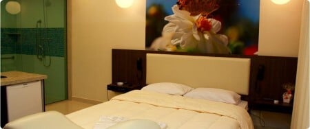 O hotel conta ainda com três suítes especiais para cadeirantes. Elas têm chuveiros especiais, assentos para banho, barras verticais e horizontais nos banheiros, assentos sanitários adaptáveis e as portas são adequadas para a entrada de cadeiras de rodas. Há, ainda, um elevador especial para conduzir os clientes até a suíte.