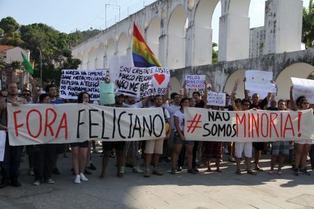 Protestos pedem saída do Pastor Marco Feliciano da Comissão de Direitos Humanos e Minorias, que aprovou a “cura gay” no dia 18