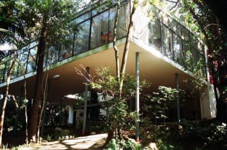 A Casa de Vidro foi projetada e habitada por Lina Bo Bardi