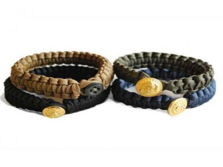 Cada pulseira custa U$15, nas cores verde, preto ou marrom