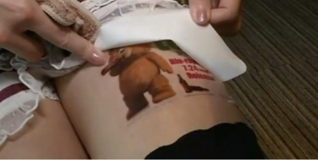 Garotas estamparam adesivos no corpo que anunciavam lançamento de filme em DVD.