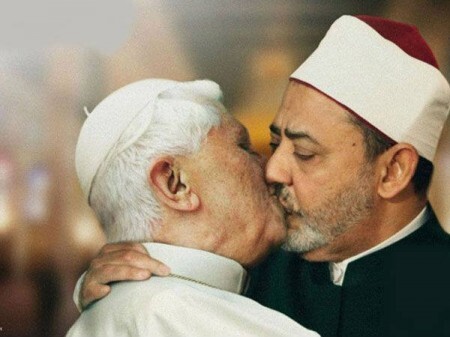 Fotomontagem de campanha da Benetton que causou polêmica, em 2011, por mostrar o papa Bento 16 beijando nos lábios Mohamed Ahmed el-Tayeb, imã sunita da mesquita de Al-Azhar, no Cairo