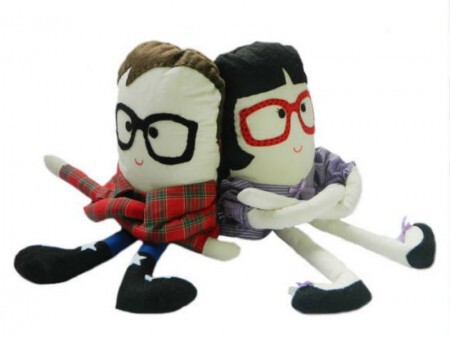 As almofadas são feitas de algodão e feltro, com enchimento de fibra sintética