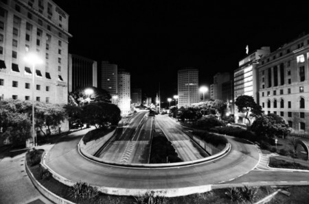 Os registros foram feitos pelo fotógrafo Marcos Finotti. nesta foto, o Vale do Anhangabaú indicado por Baixo Rieiro.