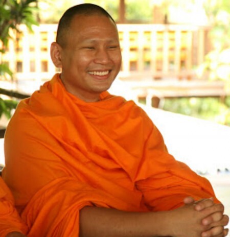 O monge Luang Phi Pasura pratica meditação há quase 30 anos, e dá palestras em diversos países