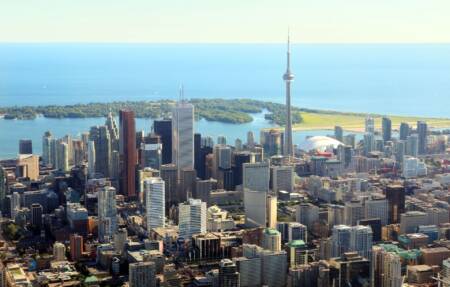 toronto_-_reproducao_wikipedia Tetos verdes, ciclovias, eficiência energética e carros elétricos são algumas das medidas que devem ser tomadas para reduzir a emissão de poluentes.