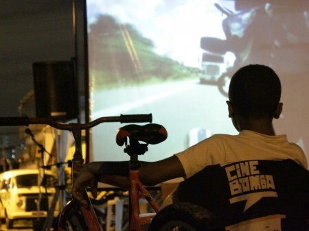 Cine Bomba, um dos programas da organização