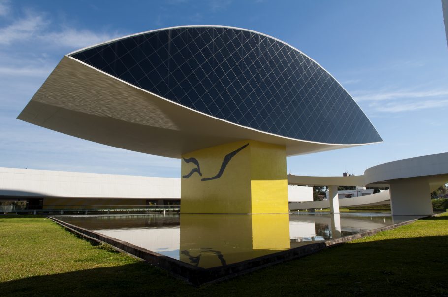 Museu Oscar Niemeyer tem uma das maiores áreas de exposição da América Latina