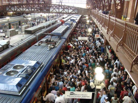 Estação da CPTM completamente lotada